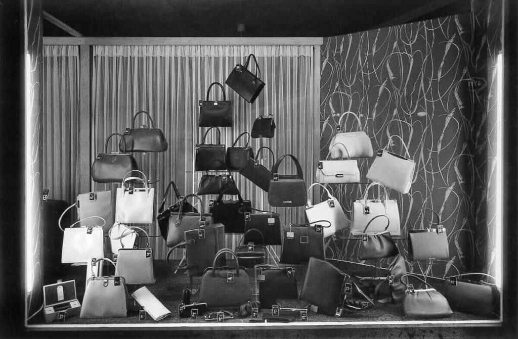 Taschen im Schaufenster von Leder Reese 1950er Jahre