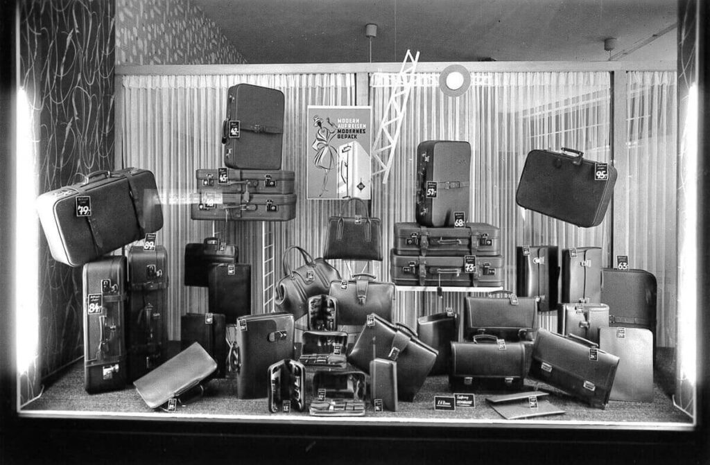 Koffer im Schaufenster von Leder Reese 1950er Jahre